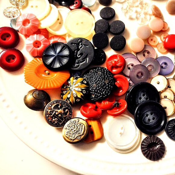 BUTTONS ~  1 Lb. Mixed LOT #1 ~ All Types, Sizes, Ages ~ INCLUDES SORTED SETS! - Picture 6 of 6
